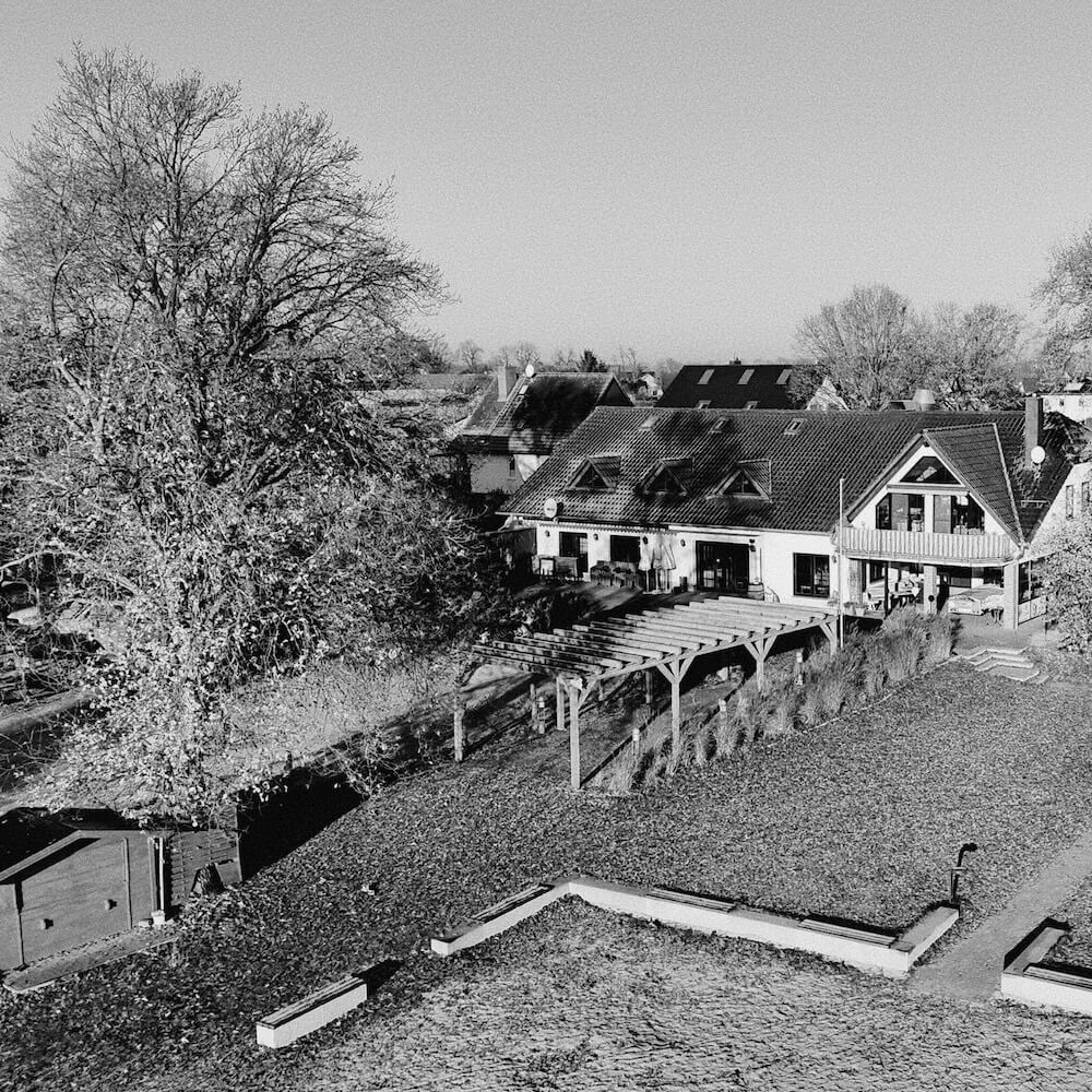 dji-fly-20251121-schwarz-weiss