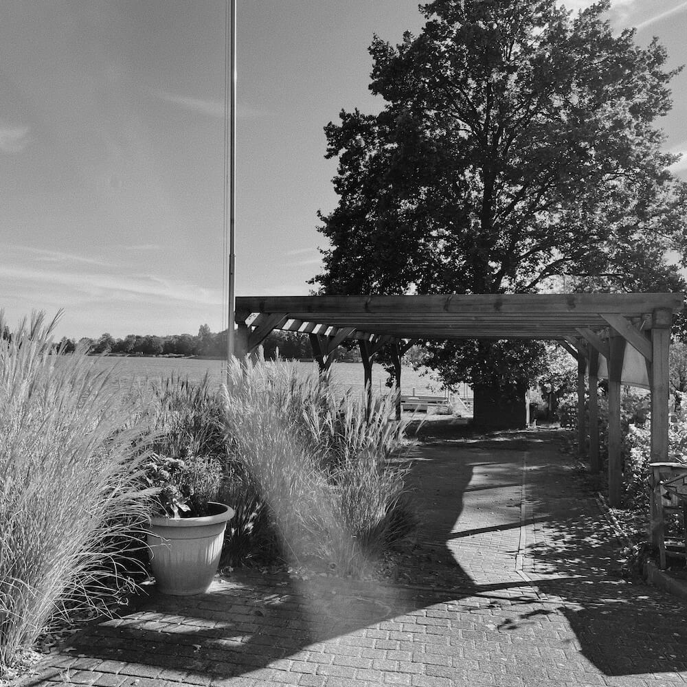 pergola-schwarz-weiss