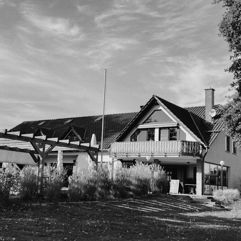 strandhaus-seeblick-quadratisch-schwarz-weiss